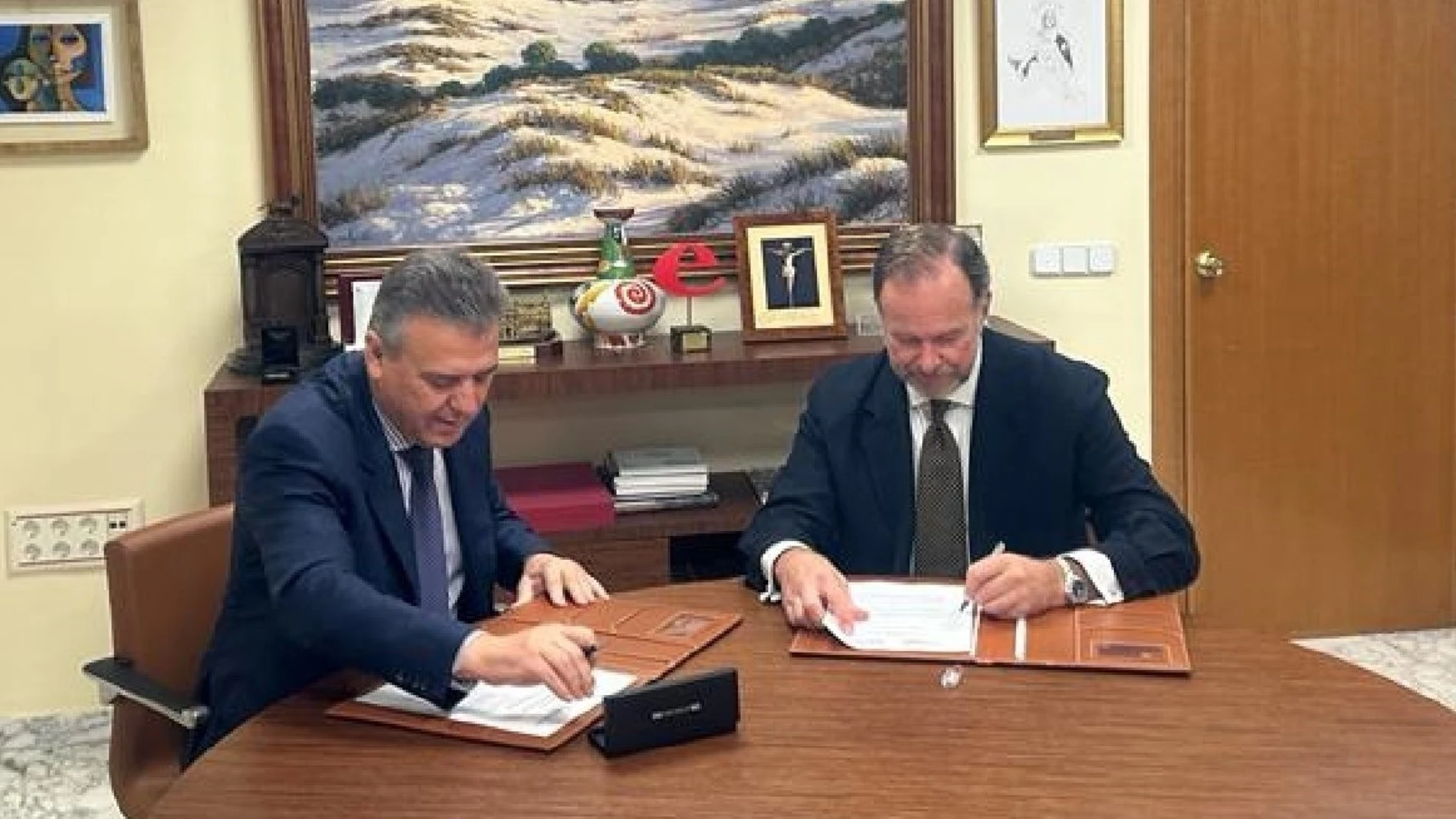 Los presidentes de la Fundación Caja Rural del Sur y del Banco de Alimentos firman un nuevo convenio de colaboración.