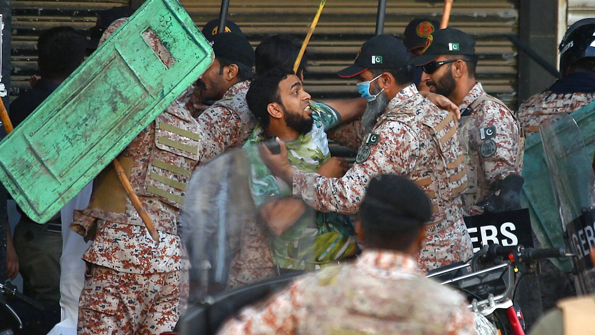 Karachi (Pakistan), 10/05/2023.- Supporters of former Prime Minister and head of opposition party Pakistan Tehrik-e-Insaf, Imran Khan, clash with security forces after violent protests broke out across the country following Khan's arrest, in Karachi, Pakistan, 10 May 2023. At least four people died and dozens more were injured on 09 May in disturbances across Pakistan following the arrest of former prime minister Khan, spokesperson for his PTI party said. The government shut down Twitter, Facebook, and YouTube in much of the country, blocking both the internet and mobile data. Authorities suspended the right of assembly in the capital Islamabad and throughout Khan's native province of Punjab. Pakistan Rangers, a paramilitary law enforcement corps, on 09 May apprehended former Prime Minister, Imran Khan, while he was attending a bail hearing in court in Islamabad. Khan, who had been ousted from his position as prime minister by parliament in a vote of no-confidence, is currently facing multiple charges of corruption and terrorism. (Terrorismo, Protestas) EFE/EPA/SHAHZAIB AKBER