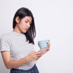 Joven pendiente del teléfono móvil 