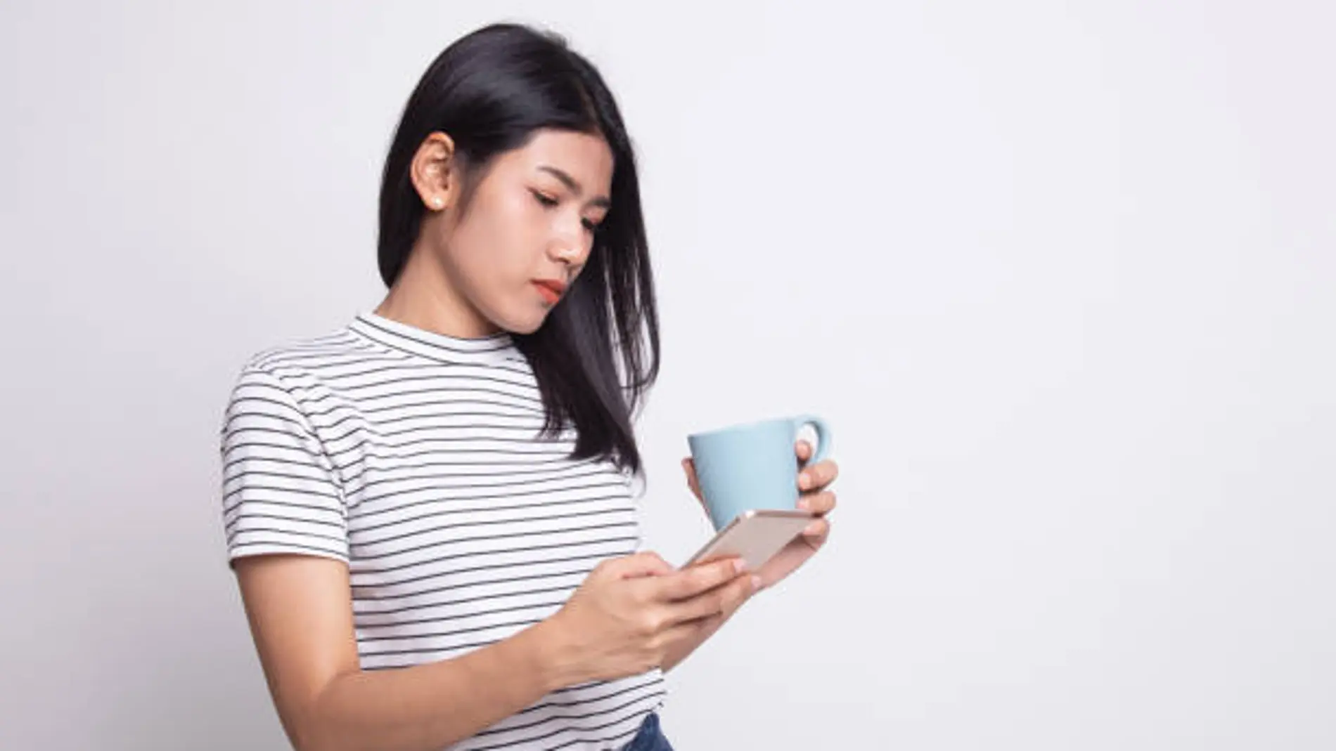 Joven pendiente del teléfono móvil