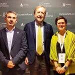 De izquierda a derecha: Alcalde de La Alberca, Miguel Ángel Luengo; Director General de Turismo de la Junta de Castilla y León, Ángel González Pieras; Directora General de EscapadaRural, Montse Gil