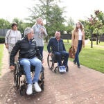 La consejera Isabel Blanco visita "El Bosque de los Sueños" junto a Ester Muñoz y los dirigentes de Aspaym