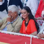 Victoria Federica disfrutando de una tarde de toros con vestido naranja.