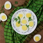 El borde grisaceo alrededor de la yema de los huevos duros se produce por un exceso de cocción