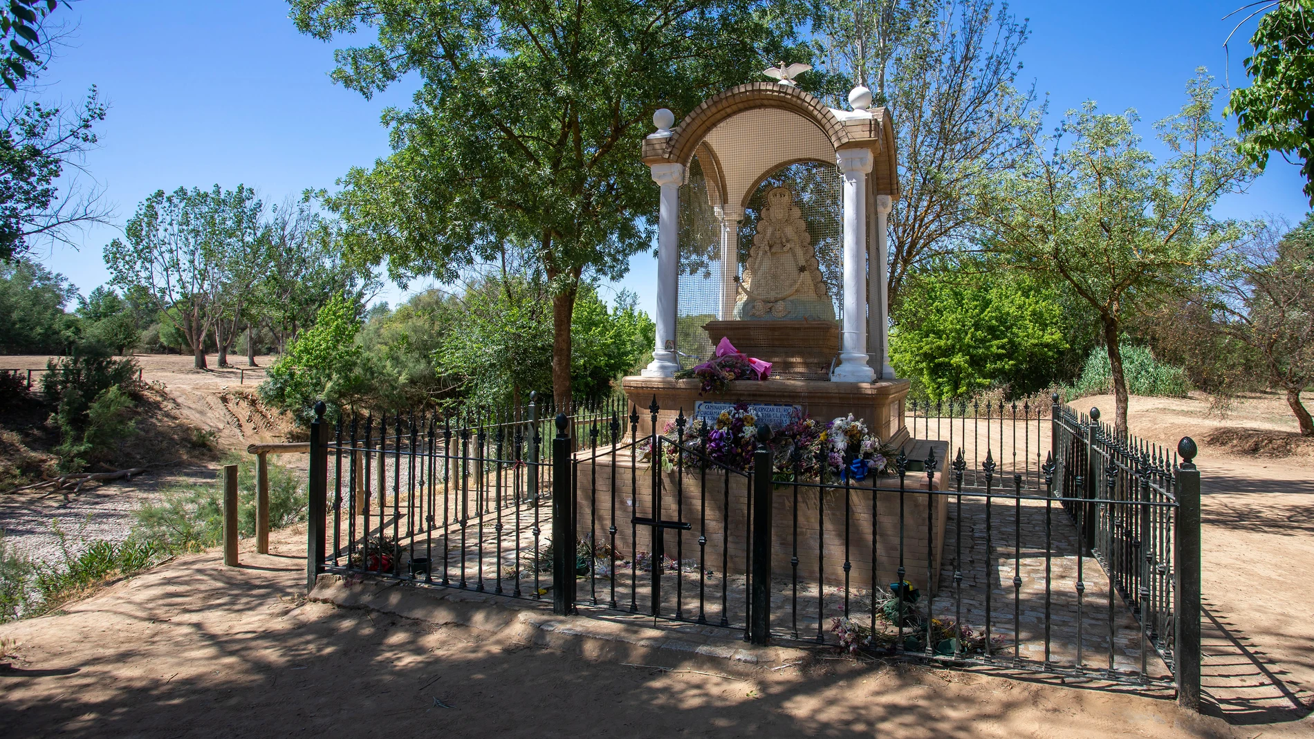 Templete Vado del Quema. A 11 de mayo de 2023, en Aznalcázar, (Sevilla, Andalucía, España). El Vado del Quema es un paso natural del río Guadiamar, por donde tradicionalmente pasan hermandades y los peregrinos camino al El Rocío, y donde se bautizan. Este año debido a la escasez de lluvia y altas temperaturas se encuentra seco de agua. 12 MAYO 2023 A. Pérez / Europa Press 11/05/2023