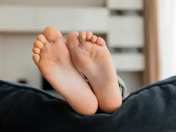 El síntoma "silencioso" de tener el colesterol peligrosamente alto que aparece en los dedos de los pies Dedos pies