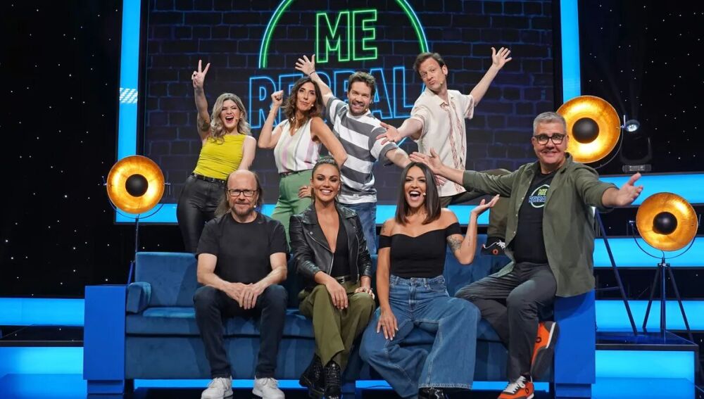 Parte del elenco de humoristas de 'Me resbala' junto a la presentadora, Lara Álvarez