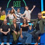 Parte del elenco de humoristas de 'Me resbala' junto a la presentadora, Lara Álvarez