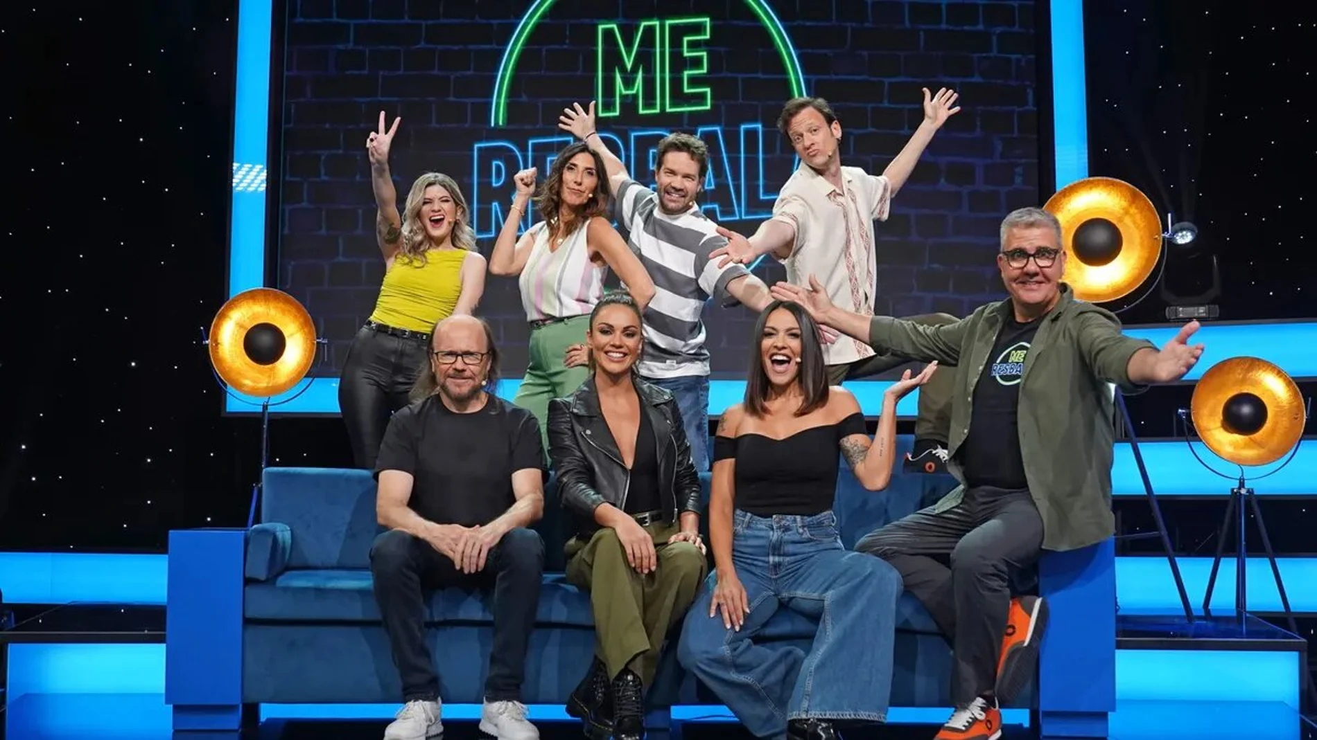 Parte del elenco de humoristas de 'Me resbala' junto a la presentadora, Lara Álvarez