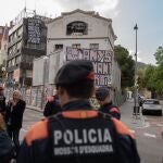 Mossos d'Esquadra vigilan uno de los edificios de la plaza de la Bonanova, donde se encuentran los edificios okupados La Ruïna y el Kubo, a 11 de mayo de 2023, en Barcelona, Catalunya (España).