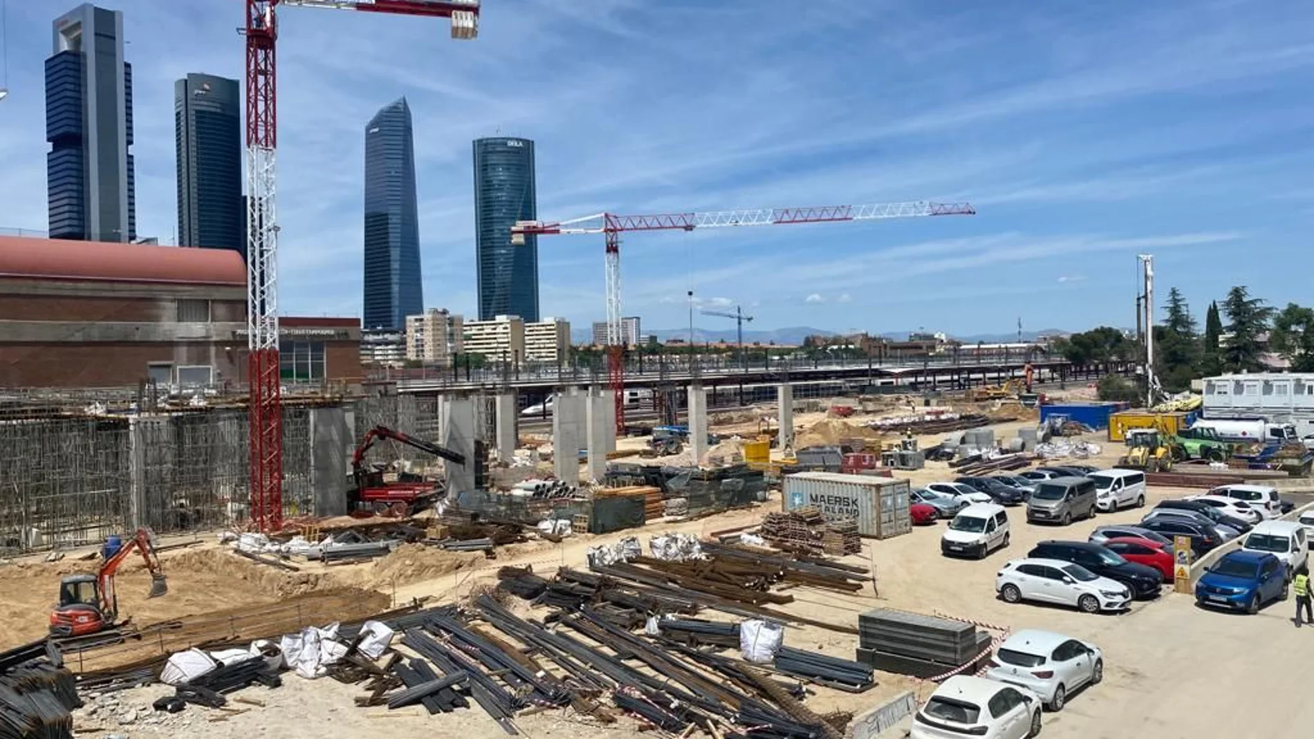 Vista de las obras de Chamartín desde la pasarela de entrada a la estación