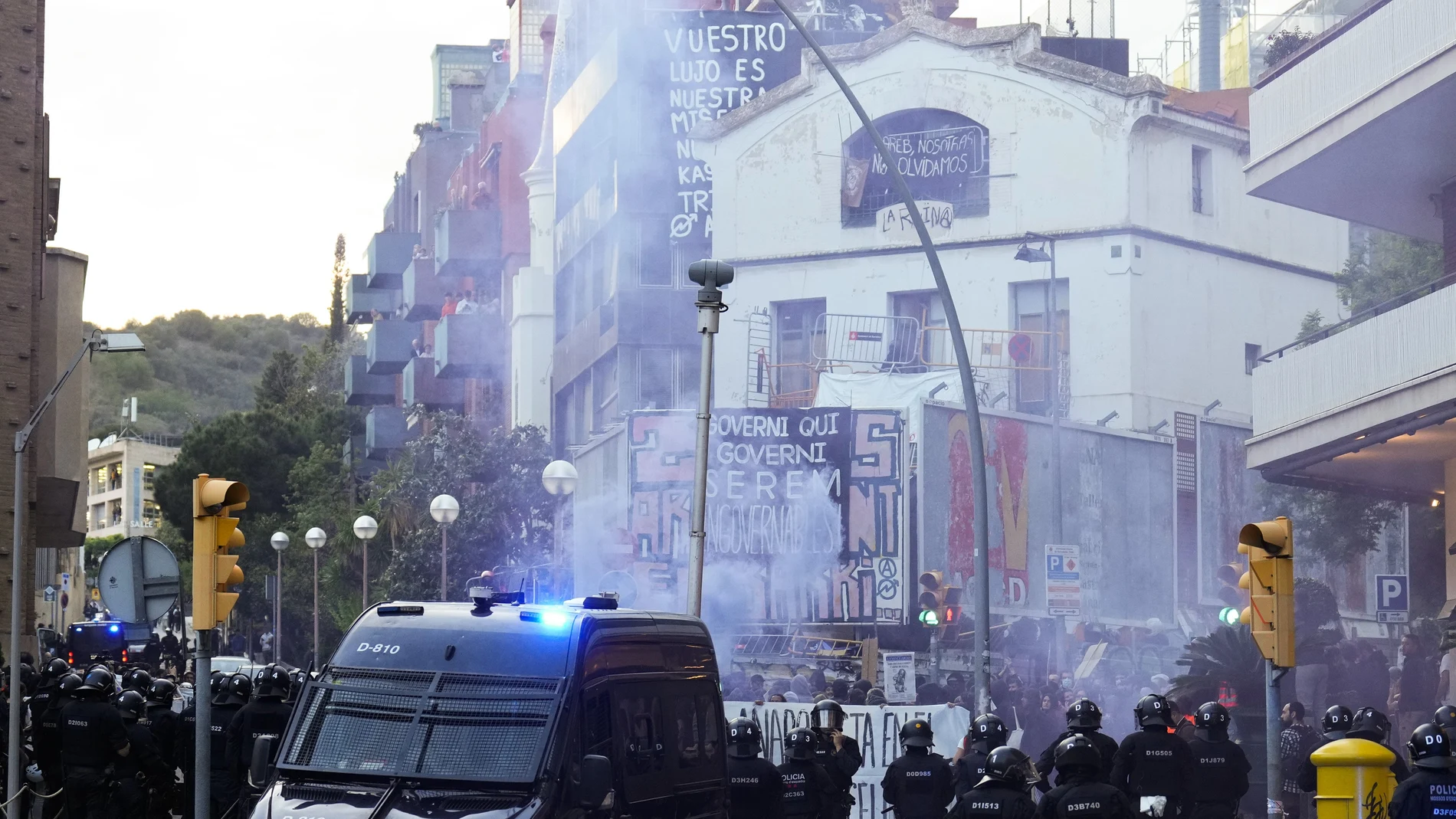 Mossos d'Esquadra vigilan a varios okupas de los edificios de La Ruïna y el Kubo en la plaza Bonanova de Barcelona