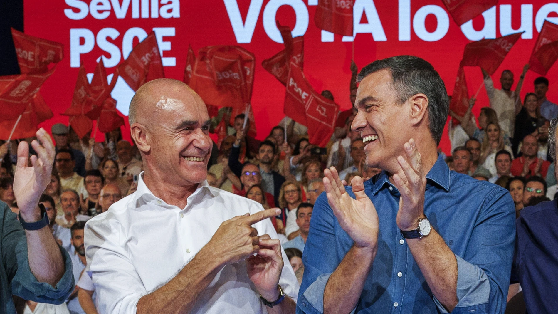 El presidente del Gobierno, Pedro Sánchez, arropa al candidato socialista y alcalde de Sevilla, Antonio Muñoz