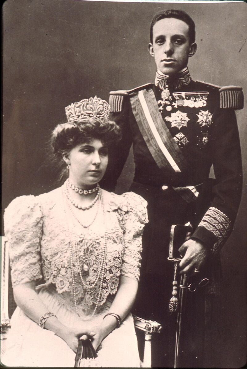 El rey Alfonso XIII y su esposa, la reina VIctoria Eugenia de Battenberg, el día de su boda en 1906.