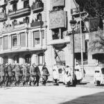 Un momento del desfile de la Victoria en la Diagonal con la presencia de Franco en un balcón