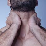 Una de las características diferenciales entre hombres y mujeres que más más llama la atención es el hecho de que ellos tienen nuez en su cuello, mientras que ellas no lo tienen