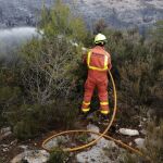 Un bombero moja la zona en Alfarp