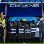 Los Mossos protegen la entrada al túnel de vestuarios en Cornellá