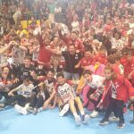 Los jugadores del Viveros Terol Nava celebran el ascenso con la afición