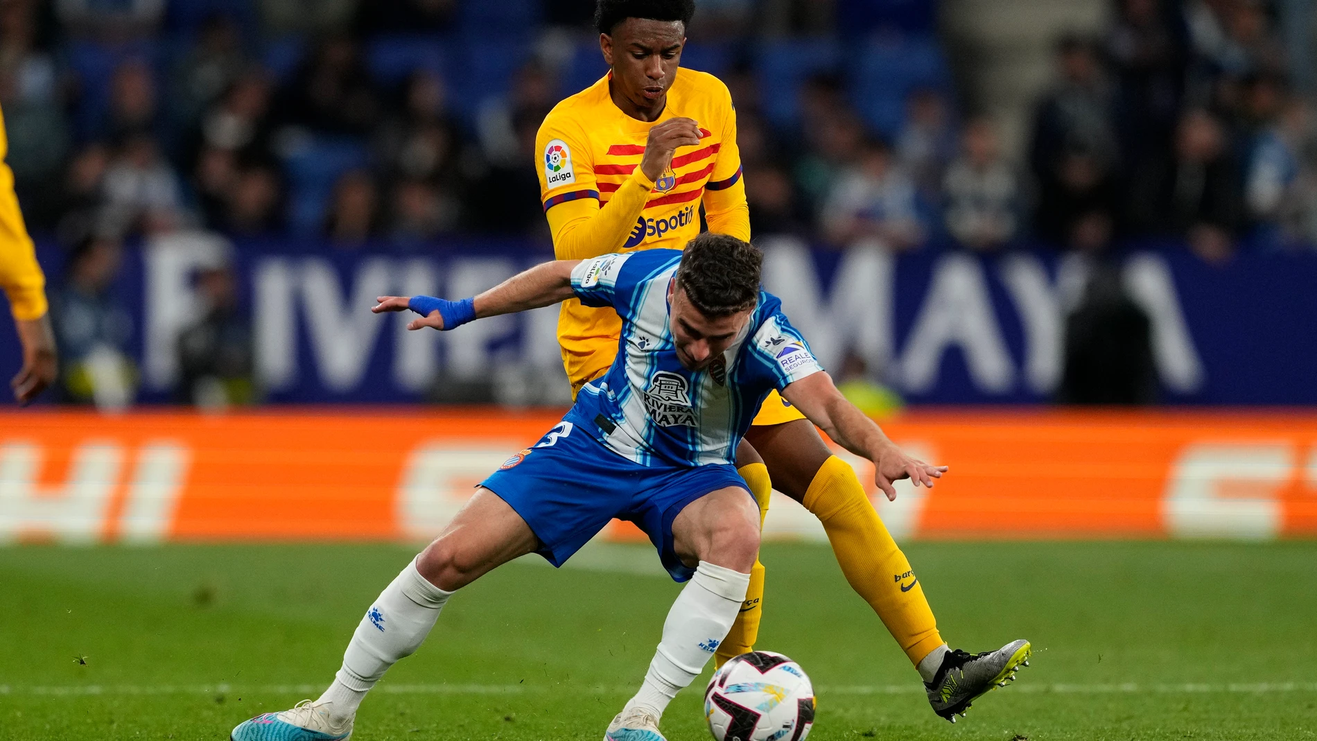 CORNELLÁ DE LLOBREGAT (BARCELONA), 14/05/2023.- El defensa del Espanyol Adriá Pedrosa (i) disputa una posesión ante el centrocampista del FC Barcelona Álex Balde durante el partido correspondiente a la jornada 34 de LaLiga Santander que RCD Espanyol y FC Barcelona disputan este domingo en el RCDE Stadium de Cornellá de Llobregat (Barcelona). EFE/ Alejandro Garcia