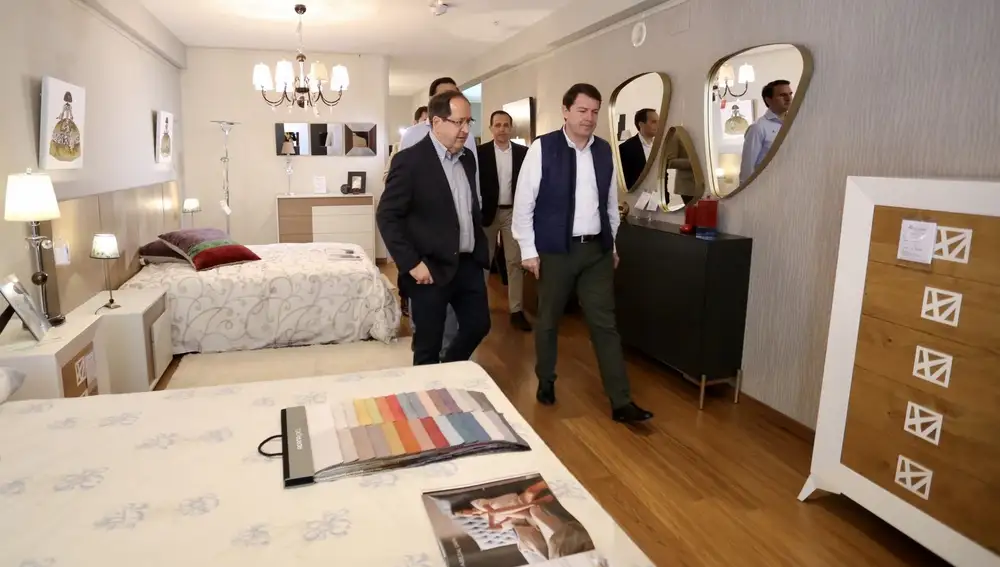Mañueco visita una empresa dedicada al mueble en Medina del Campo
