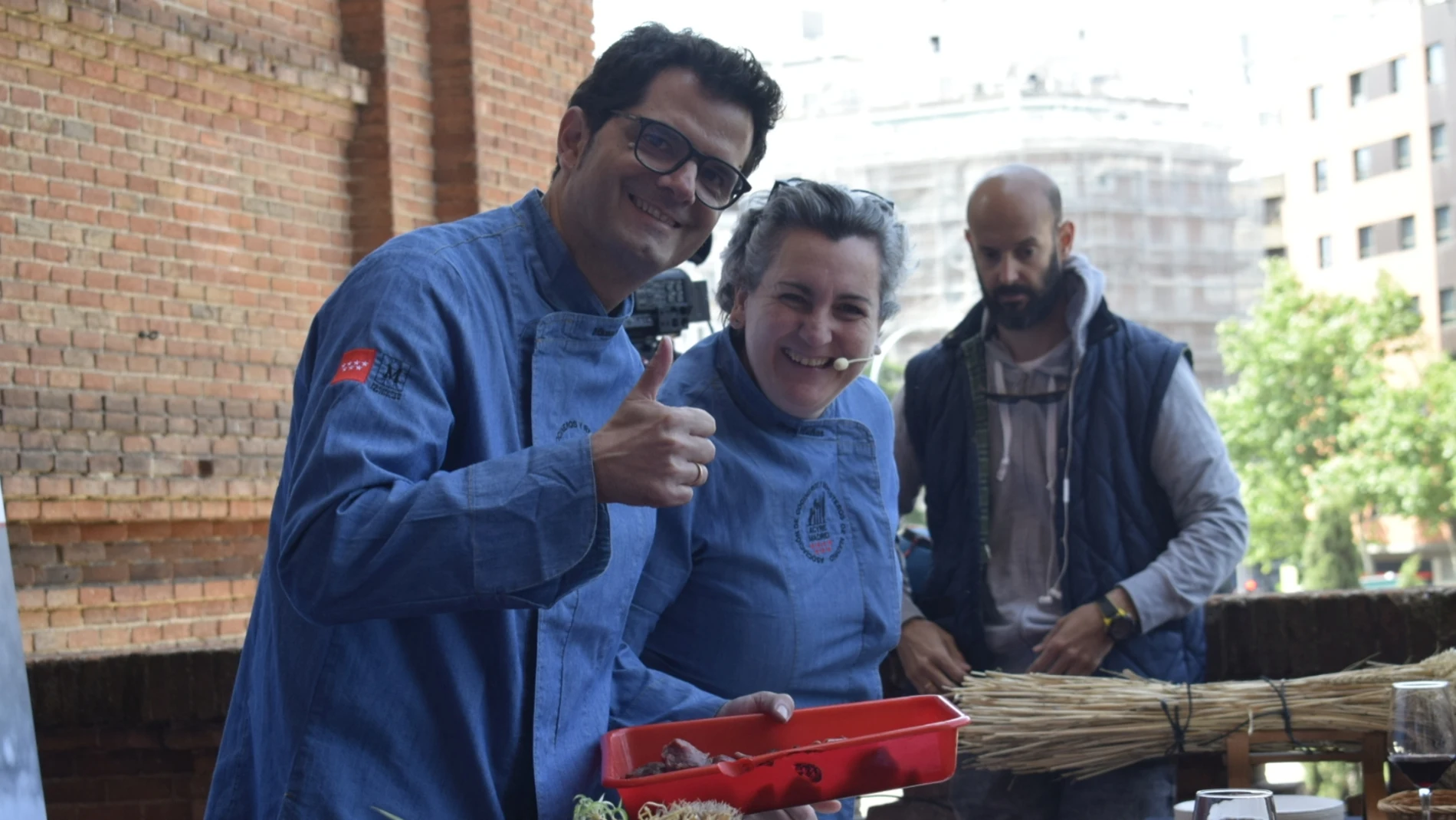 Manu Franco y Pepa Muñoz mientras preparan sus recetas con carne de toro bravo