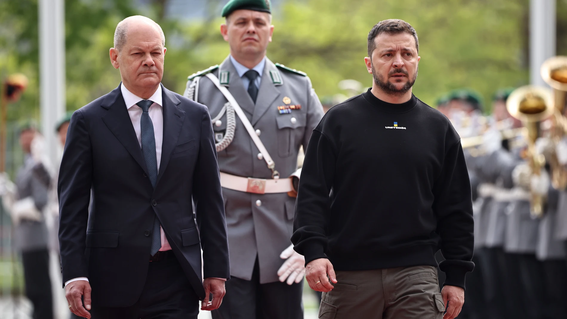Berlin (Germany), 14/05/2023.- Ukrainian President Volodymyr Zelensky (R) and German Chancellor Olaf Scholz (L) walk together to inspect a honor guard of the German Armed Forces upon Zelensky's arrival at the Chancellery in Berlin, Germany, 14 May 2023. It is the first time Zelensky visits Germany since the start of the Russian invasion of Ukraine in February 2022. (Alemania, Rusia, Ucrania) EFE/EPA/CLEMENS BILAN