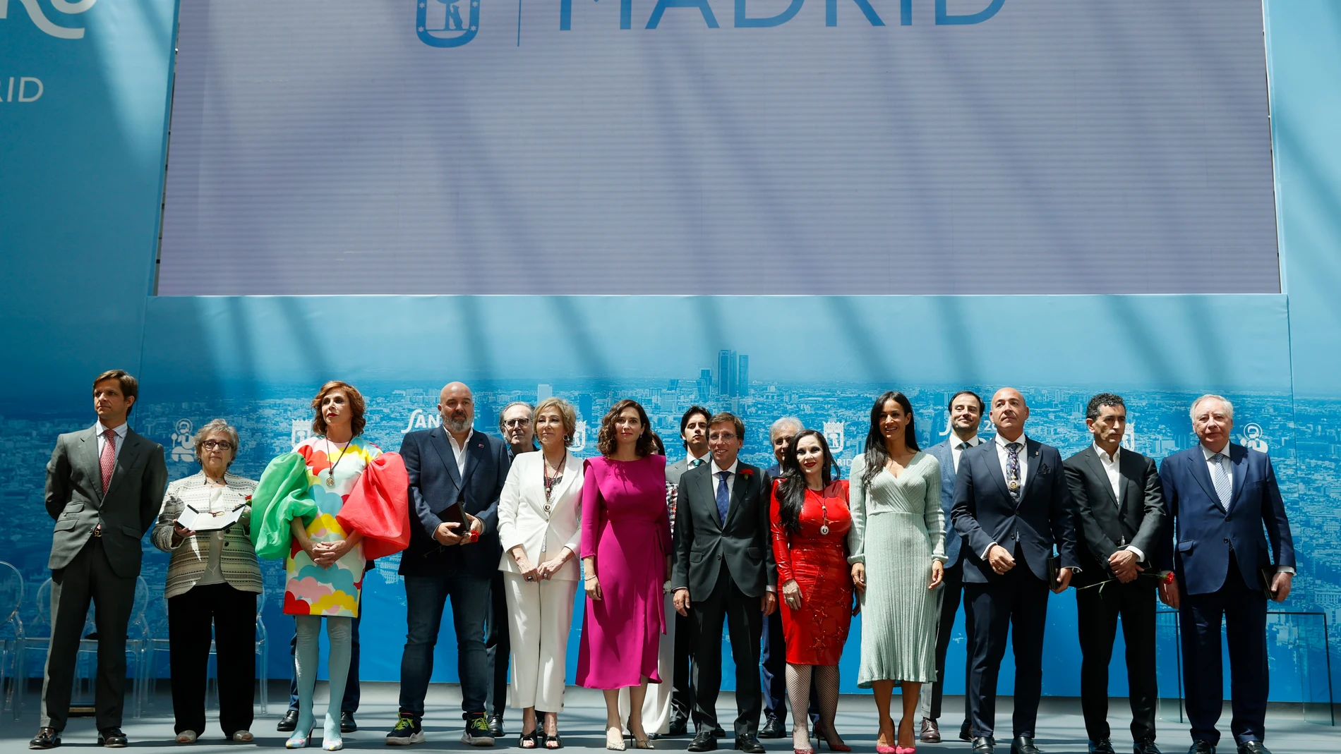 MADRID, 15/05/2023.- El alcalde de Madrid, José Luis Martínez-Almeida (7i), acompañado por la vicealcaldesa, Begoña Villacís (4d), y por la presidenta de la Comunidad de Madrid, Isabel Díaz Ayuso (6i), posa con los galardonados tras el acto de entrega de las Medallas de Honor y de Madrid del Ayuntamiento con motivo de la festividad de San Isidro, patrón de la capital, este lunes en Madrid. EFE/ Mariscal POOL