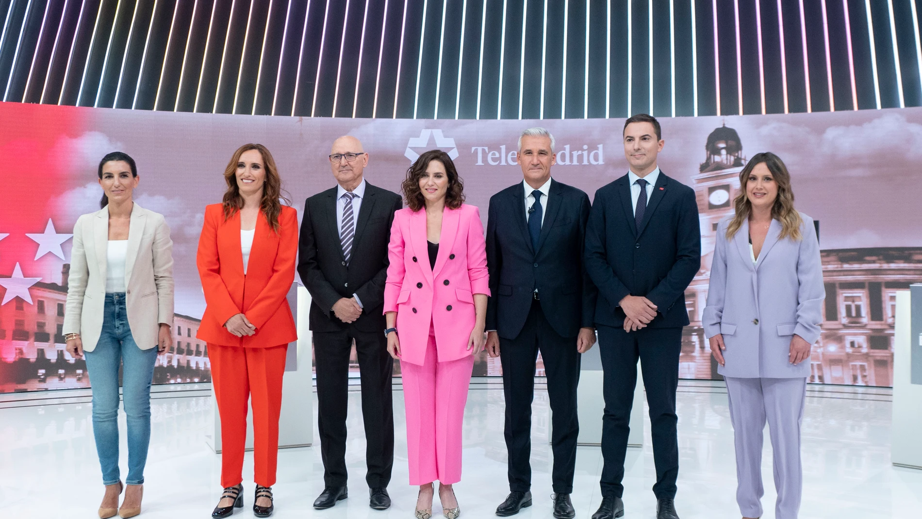 (I-D) La candidata de Vox a la Presidencia de la Comunidad de Madrid, Rocío Monasterio, la candidata de Más Madrid a la Presidencia de la Comunidad de Madrid, Mónica García, el director de informativos de Telemadrid, José Antonio Álvarez Gundín, la presidenta de la Comunidad de Madrid y candidata del PP a la reelección, Isabel Díaz Ayuso, el moderador del debate y director y presentador de 'Telenoticias 1', Víctor Arribas, el candidato del PSOE a la Presidencia de la Comunidad de Madrid, Juan Lobato, y la candidata de Podemos a la Presidencia de la Comunidad de Madrid, Alejandra Jacinto, posan durante un debate con los cinco candidatos a la Asamblea de Madrid de cara a las elecciones autonómicas y municipales del próximo 28 de mayo, en Telemadrid, a 16 de mayo de 2023, en Madrid (España). Telemadrid emite hoy el único debate electoral de cara al próximo 28 de mayo, con la presencia de los cinco cabezas de lista de las formaciones con representación en la Asamblea de Madrid y que se configura en cinco bloques temáticos: Economía y empleo; Transportes, infraestructuras y vivienda; Sanidad, educación y servicios sociales; Relaciones con otras administraciones, el lugar de Madrid en España y Europa; y Madrid del futuro, proyectos y pactos electorales. Cada uno de ellos dispone de una duración de entre quince y veinticinco minutos, según el contenido. 16 MAYO 2023;POLÍTICA;DEBATE;ASAMBLEA;ELECCIONES;COMICIOS;ELECCIONES AUTONÓMICAS;ELECCIONES MUNICIPALES;CAMPAÑA;CAMPAÑA ELECTORAL;28 DE MAYO;28M Alberto Ortega / Europa Press 16/05/2023