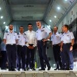 El Rey Felipe VI en el interior del A400M que se está revisando en uno de los hangares de la Maestranza Aérea de Sevilla