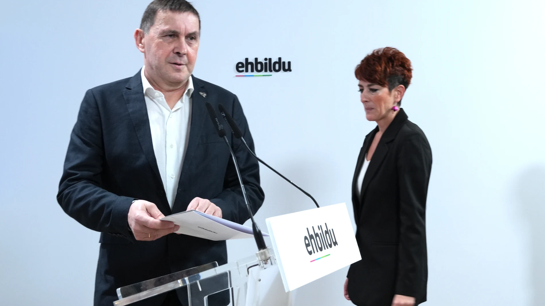 El coordinador general de EH Bildu, Arnaldo Otegi, durante una rueda de prensa de urgencia, a 16 de mayo de 2023, en San Sebastián, Guipúzcoa, País Vasco (España). La comparecencia tiene lugar después de que siete condenados por delitos de sangre cometidos por ETA, que ya cumplieron sus penas, hayan anunciado que renuncian a concurrir en las listas de EH Bildu, en las que habían sido incluidos de cara a las próximas elecciones municipales y forales del 28 de mayo. La integración de estas personas en las candidaturas de la formación soberanista fue denunciada por el Colectivo de Víctimas del Terrorismo (Covite) y supuso el origen de numerosas críticas, convirtiéndose en el centro de la campaña electoral desde entonces. 16 MAYO 2023;ETA;ELECCIONES;EXPRESOS;CANDIDATURAS;ELECCIONES;28 DE MAYO Unanue / Europa Press 16/05/2023