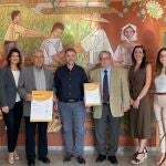 El consejero delegado de Cefusa, José Fuertes (3d); el director general de la empresa, Juan Cánovas (2i), y la directora general adjunta, Inmaculada Cánovas (1i), entre otros responsables, al recibir el certificado «Zero Waste to Landfill»