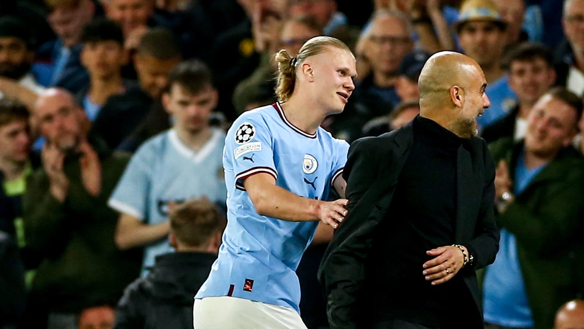 Manchester (United Kingdom), 17/05/2023.- Manchester City head coach Pep Guardiola (R) reacts as Erling Haaland of Manchester City (L) leaves the pitch for substition during the UEFA Champions League semi-finals, 2nd leg soccer match between Manchester City and Real Madrid in Manchester, Britain, 17 May 2023. (Liga de Campeones, Reino Unido) EFE/EPA/ADAM VAUGHAN