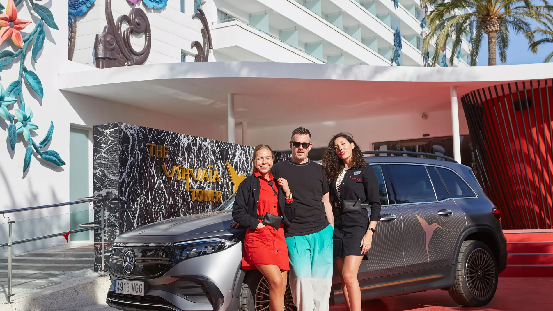David Catalán con los nuevos uniformes de Ushuaïa Ibiza Beach Hotel.