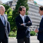 Almeida participa en un coloquio con Aznar