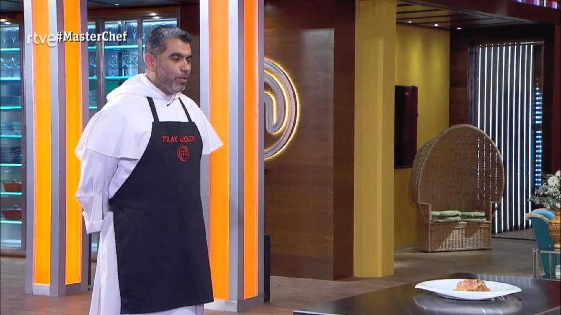 Fray Marcos es excomulgado de 'MasterChef11' con el pin de la inmunidad en la solapa