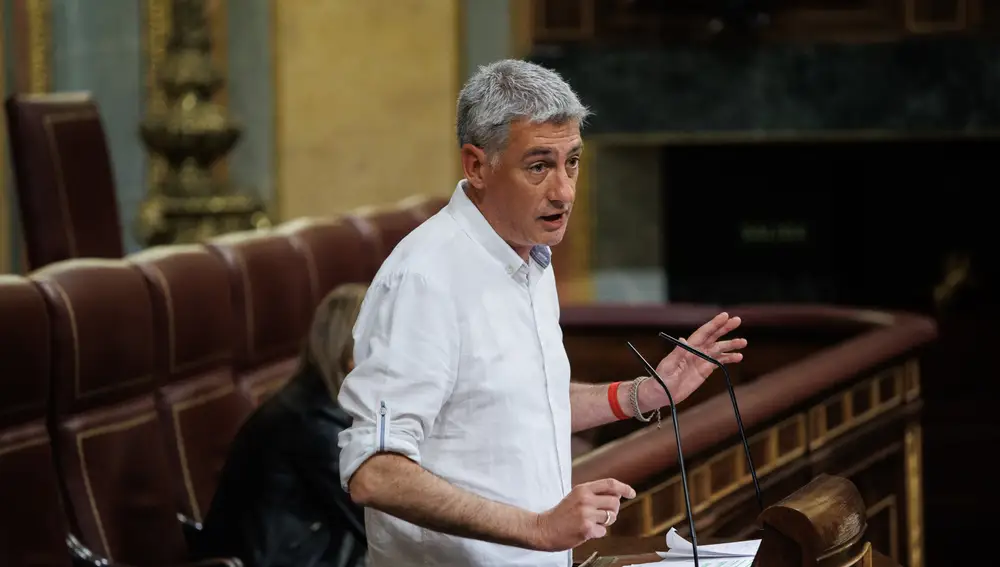 El portavoz adjunto de EH Bildu en el Congreso, Oskar Matute, durante una interpelación en una sesión de control al Gobierno, en el Congreso de los Diputados, a 17 de mayo de 2023, en Madrid