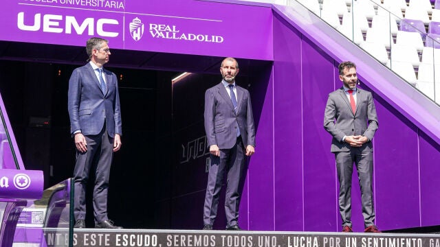 El consejero delegado de la UEMC, Jesús Zarzuela Mateos¸ el rector de la institución universitaria, David García López, y el miembro del Consejo de Administración y director del Gabinete de Presidencia del Real Valladolid, David Espinar, presentan la Escuela