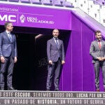 El consejero delegado de la UEMC, Jesús Zarzuela Mateos¸ el rector de la institución universitaria, David García López, y el miembro del Consejo de Administración y director del Gabinete de Presidencia del Real Valladolid, David Espinar, presentan la Escuela