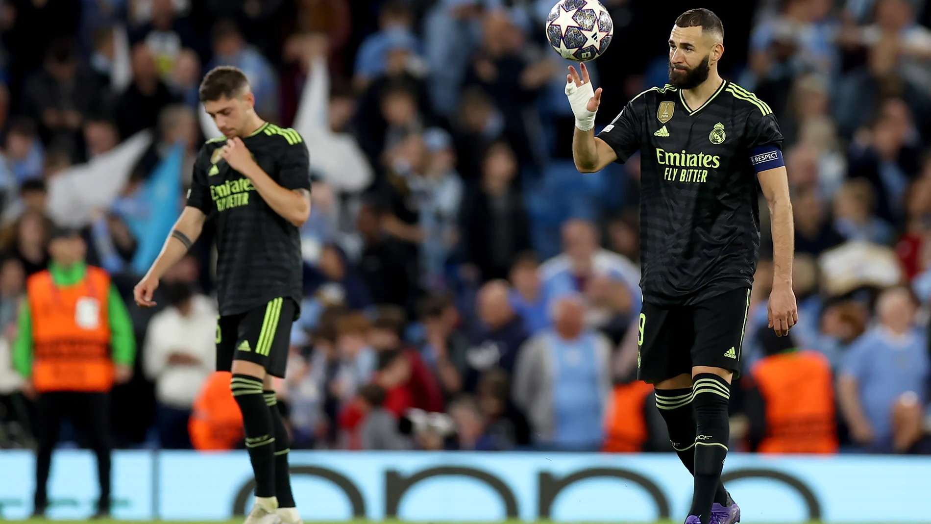 Manchester (United Kingdom), 17/05/2023.- Karim Benzema of Real Madrid prepares to take the kick off after Manchester City scored their 4th goal during the UEFA Champions League semi-finals, 2nd leg soccer match between Manchester City and Real Madrid in Manchester, Britain, 17 May 2023. (Liga de Campeones, Reino Unido) EFE/EPA/DAVID RAWCLIFFE