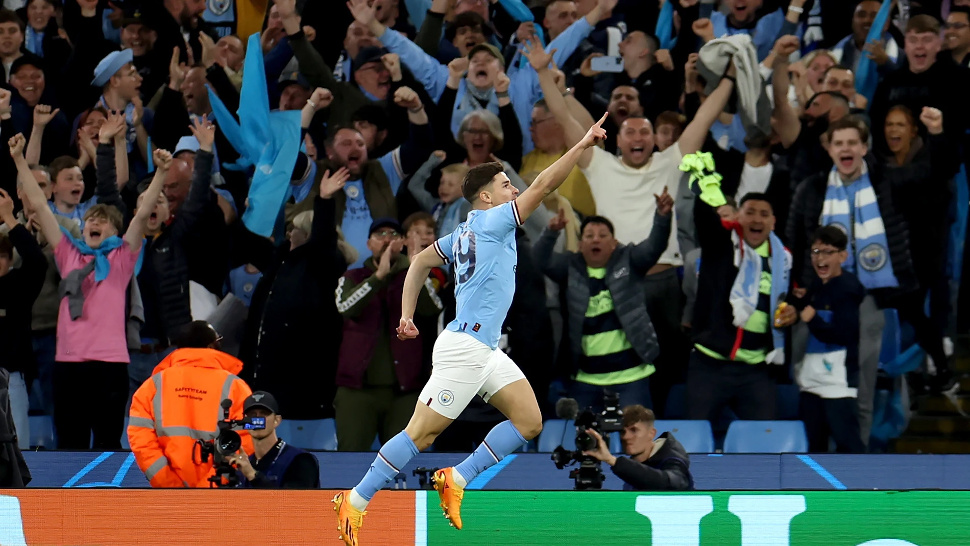 Manchester (United Kingdom), 17/05/2023.- Julian Alvarez of Manchester City celebrates after scoring his team's 4th goal during the UEFA Champions League semi-finals, 2nd leg soccer match between Manchester City and Real Madrid in Manchester, Britain, 17 May 2023. (Liga de Campeones, Reino Unido) EFE/EPA/DAVID RAWCLIFFE
