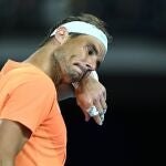 Melbourne (Australia), 18/01/2023.- Rafael Nadal of Spain react during his match against Mackenzie McDonald of the USA of the USA of the 2023 Australian Open tennis tournament at Melbourne Park in Melbourne, Australia, 18 January 2023. (Tenis, Abierto, España, Estados Unidos)