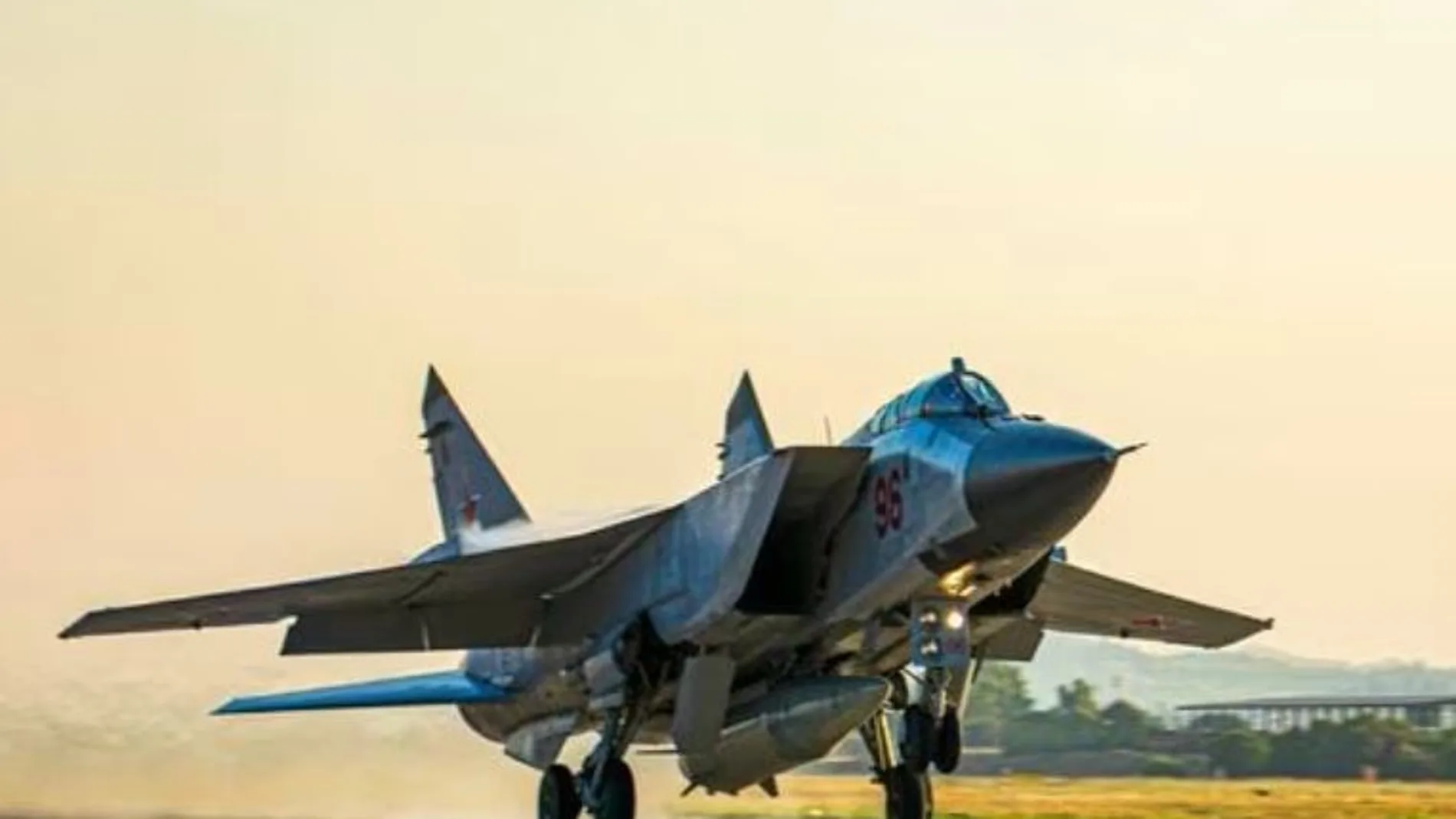 Avión de combate ruso MiG-31 con un misil hipersónico Kinzhal