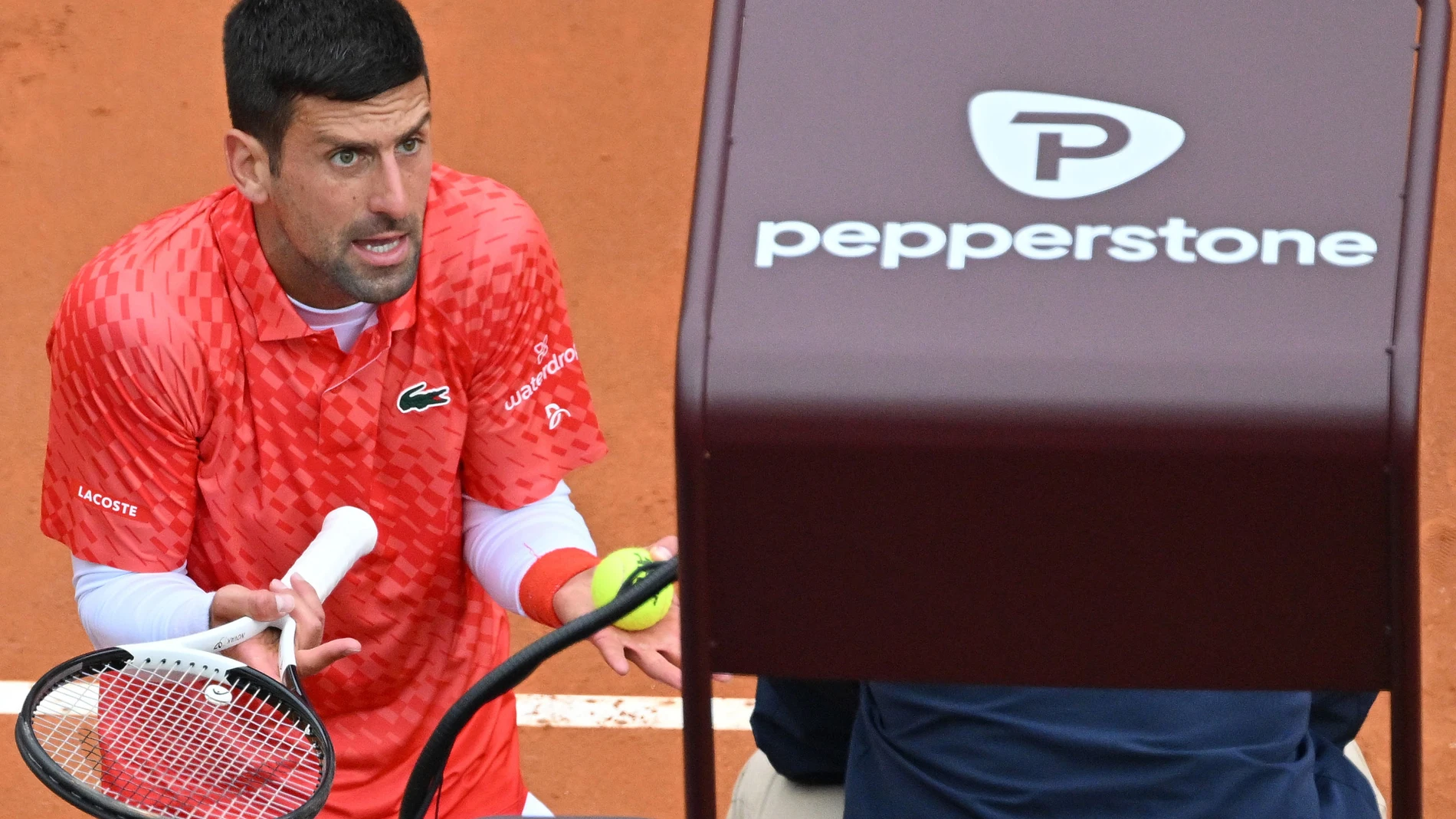 Rome (Italy), 17/05/2023.- Novak Djokovic of Serbia (L) argues with the umpire during his men's quarter final round match against Holger Rune of Denmark (not pictured) at the Italian Open tennis tournament in Rome, Italy, 17 May 2023. (Tenis, Dinamarca, Italia, Roma) EFE/EPA/ETTORE FERRARI