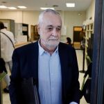 El ex presidente de la Junta de Andalucía José Antonio Griñán a su llegada a los juzgados de Sevilla