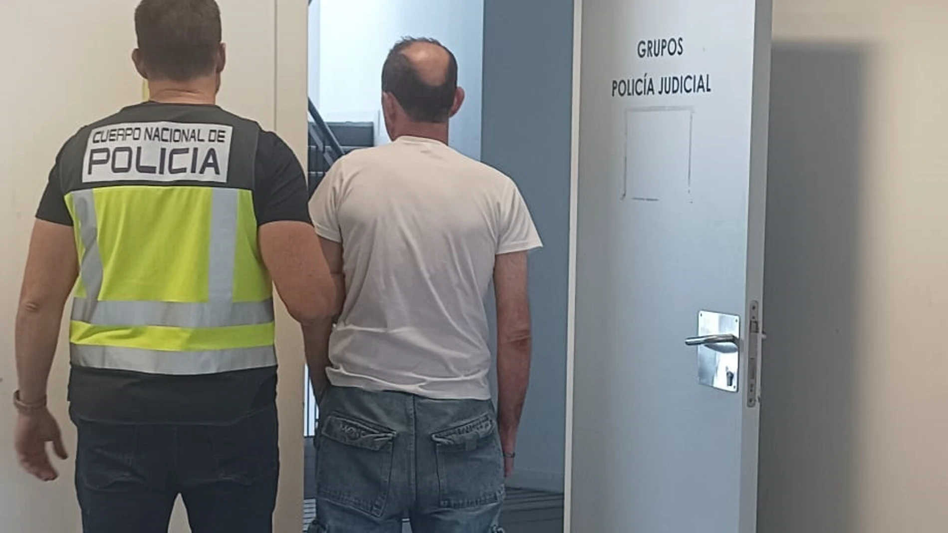El detenido, junto a un agente de Policía NacionalPOLICÍA NACIONAL18/05/2023