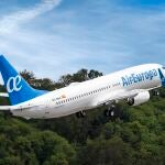 Economía.- Air Europa llega a un preacuerdo para el convenio de tripulantes que recoge una subida del 11,9%