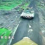 El drone kamikaze, un segundo antes de impactar contra el carro de combate ruso