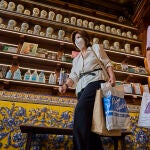 Clientes con mascarilla en el interior de una farmacia