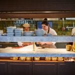 Cuenta con cocina abierta, sala interior y terraza para comer